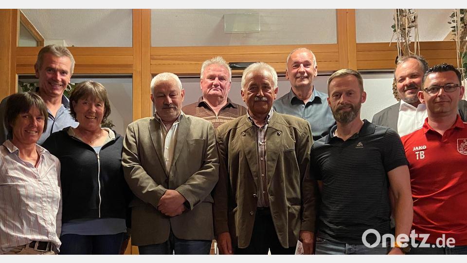 Der SSV Paulsdorf ehrt langjährige Mitglieder (von links): Stefanie Bock, Michael Mulzer, Klara Mulzer, Bernhard Koller, Peter Gebhard, Johann Schwarz, Josef Bechtl, Matthias Deierl, Dritter Bürgermeister Christian Drexler und Zweiter Vorsitzender Tobias Becht. Bild: Tobias Becht