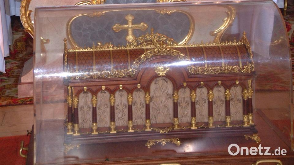Der Reliquienschrein der heiligen Therese von Lisieux wird in die Pfarrei St. Laurentius Konnersreuth gebracht. Er war bereits 2015 und 2007 in der Pfarrei (im Bild der damalige Diözesanbischof Gerhard Ludwig Müller beim Festgottesdienst). Archivbild: jr