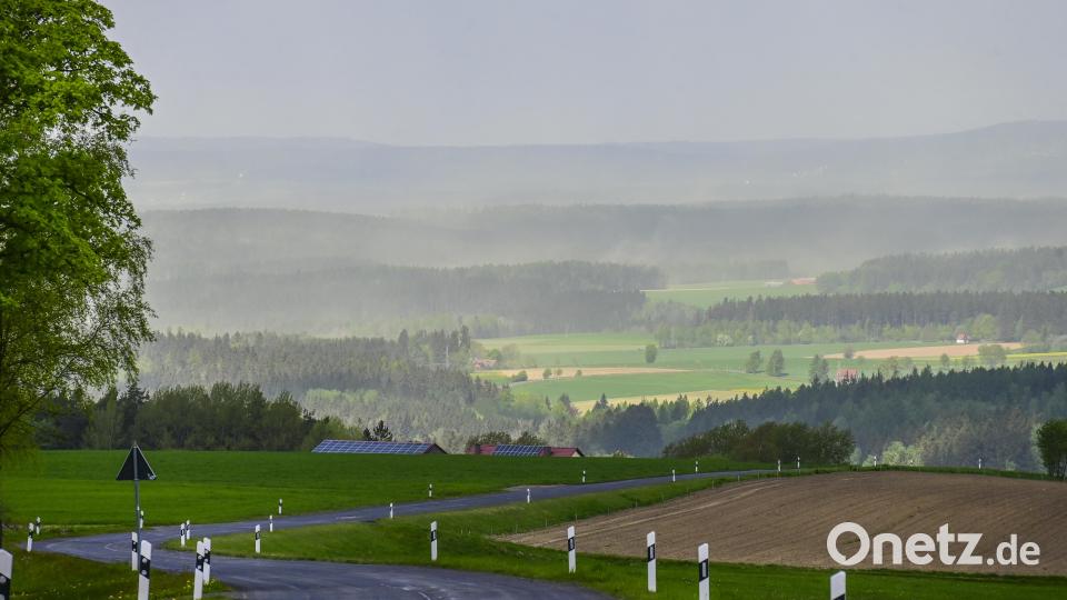 Wenn man von Hohenhard über die Wälder schaut, so fallen einem die hellen Staubwolken auf, die von den Windböen hochgewirbelt werden und den Sonnenschein eintrüben. Bild: sds