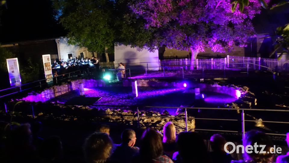 2018 tauchte ein Multimedia-Schauspiel die nachgebildeten Grundrisse der Martinskirche in mystisches Licht. Jetzt erhellt ein Buch des Archäologen Mathias Hensch, der die Ausgrabungen an dieser Stelle leitete, die mehr als 1000-jährige Geschichte des verschwundenen Gotteshauses. Archivbild: cog