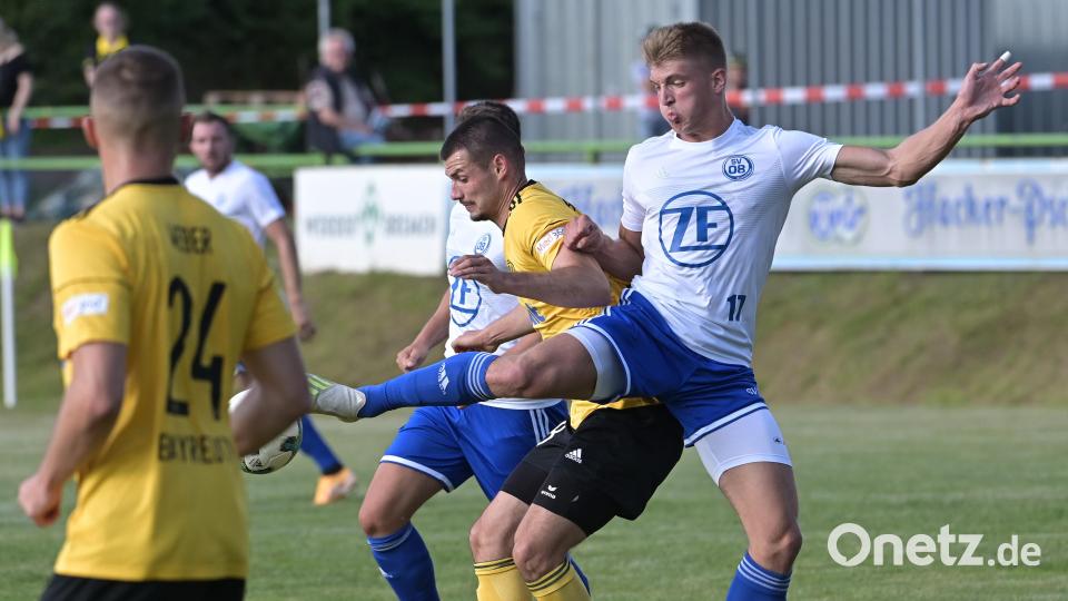 Immer war ein Auerbacher Bein dazwischen (hier das von Tim Schmiedl, rechts), wenn es im Strafraum des SV 08 brenzlig wurde. Bild: ref