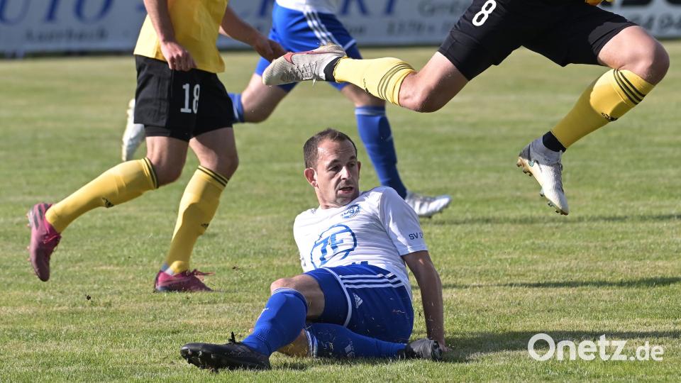 Die Hürde SV 08 Auerbach (am Boden Andre Zitzmann) übersprang der Regionalligist SpVgg Bayreuth nur mit Mühe. Viele Chancen, aber nur ein Tor in den ersten 45 Minuten. In der Schlussphase siegte die Routine der Elf von Trainer Timo Rost. Bild: ref