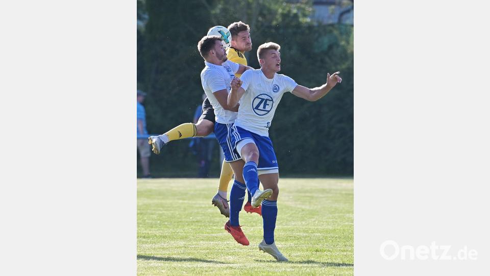 Im Toto-Pokal-Spiel des SV 08 Auerbach (weiß-blau) gegen die SpVgg Bayreuth schenkten sich beide Seiten nichts. Bild: ref