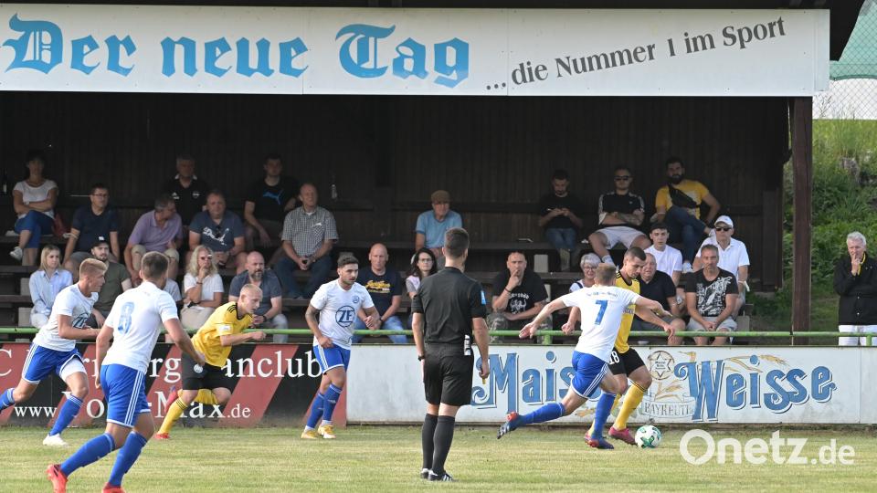 Eine gut gefüllte Tribüne auf dem alten ASV-Sportplatz in Auerbach, auf den der SV 08 ausgewichen war im Pokalspiel gegen die SpVgg Bayreuth. Bild: ref