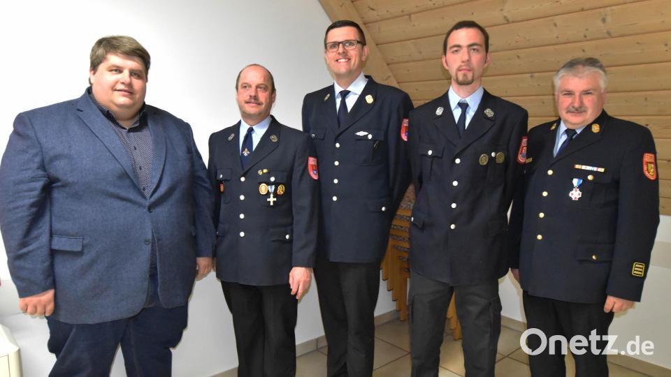 Erster Bürgermeister Dieter Dehling (links), der scheidende Vorsitzende Georg Graf (Zweiter von links) und Kreisbrandinspektor Hans Sperber (rechts) gratulieren dem wiedergewählten Kommandanten Thorsten Jobst (Dritter von links) und dem neuen weiteren Kommandanten Tobias Fleghel (Zweiter von rechts) Bild: no