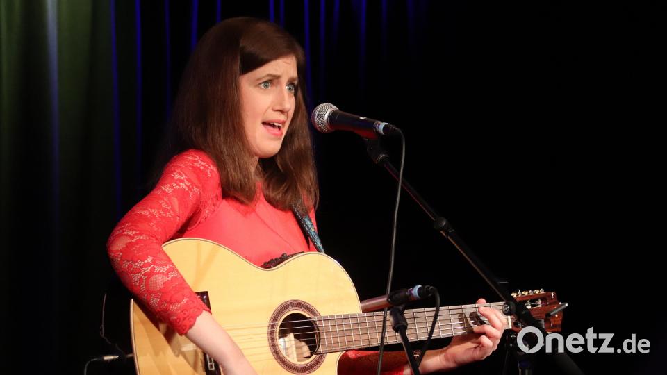 Wenn Claudia Pichler zur Gitarre griff, dann waren zynische Erkenntnisse vorprogrammiert. Wer schreibt schon ein Lied über Essigessenz? Bild: mfh