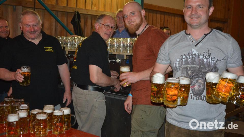 Die ehrenamtlichen Kräfte der Feuerwehr Pleußen hatten alle Hände voll zu tun, auch im Ausschank. Bild: jr