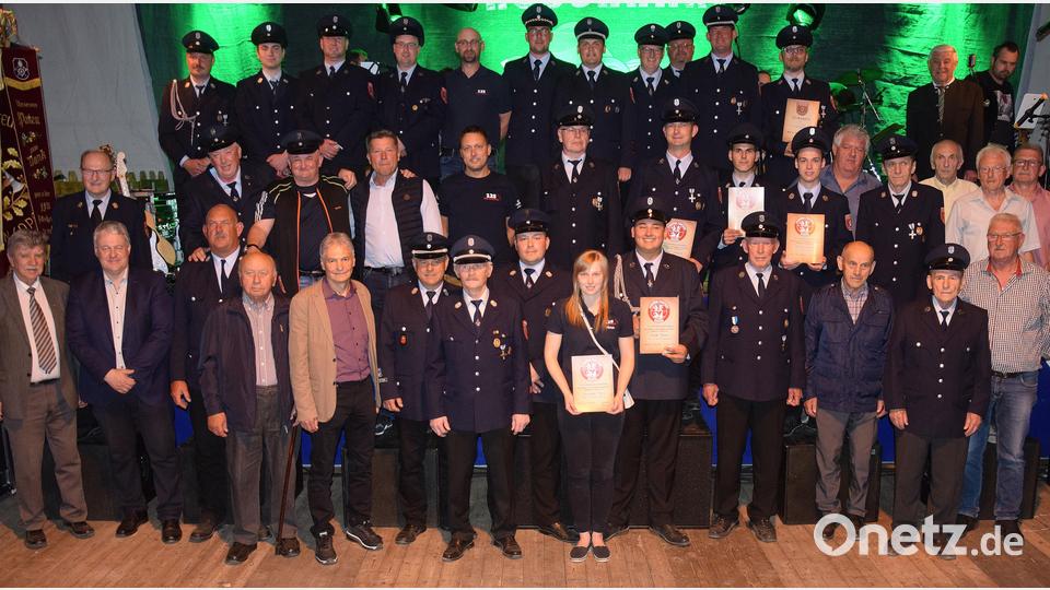 Beim Fest zum 125-jährigen Bestehen der Feuerwehr Vilshofen werden insgesamt 86 Mitglieder mit Treue-Urkunden, Auszeichnungen und Beförderungen bedacht. Bild: bö