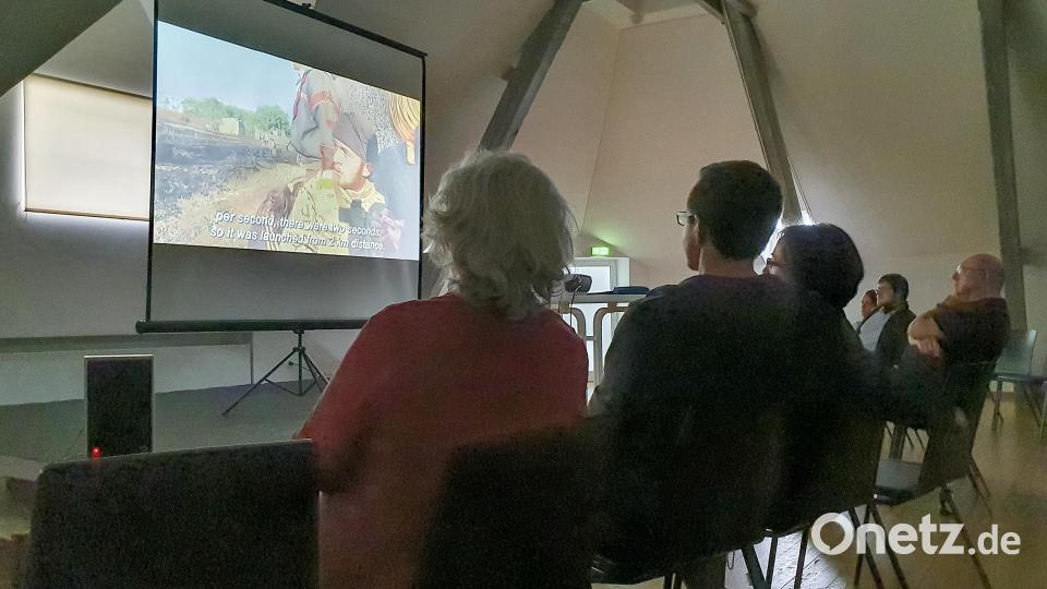 Gut 30 Gäste verfolgten im Oberpfälzer Künstletrhaus den Dokumentarfilm &quot;War note&quot; des unkranischen Filmemachers Roman Liubyi über die Kämpfe in den Separatistengebieten in der Ostukraine. Bild: Hösamer