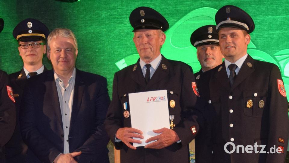Eine besondere Würdigung erfährt Josef Piller sen. (Mitte) durch Landrat Richard Reisinger. (Zweiter von links) Für seine hervorragenden Leistungen im Feuerlöschwesen wurde ihm die rare Bayerische Feuerwehr-Ehrenmedaille in Bronze am Band überreicht. Dazu gratulierten KBI Armin Daubenmerkl, KBM Jürgen Ehrensberger und Ehrenkommandant Rudolf Beck (v.l.) Bild: bö
