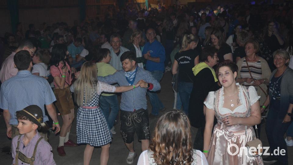 Der Feststadel war voll besetzt, als beim Hallenfest nach drei Jahren Pause endlich wieder die Post abging. Bild: jr