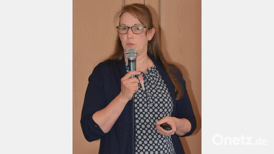 Birgit Grünbauer stellte dem Pressather Stadtrat die Planungen zur Errichtung von Windkraftanlagen im
Silberschlag (Hessenreuther Wald) vor. Bild: rgr