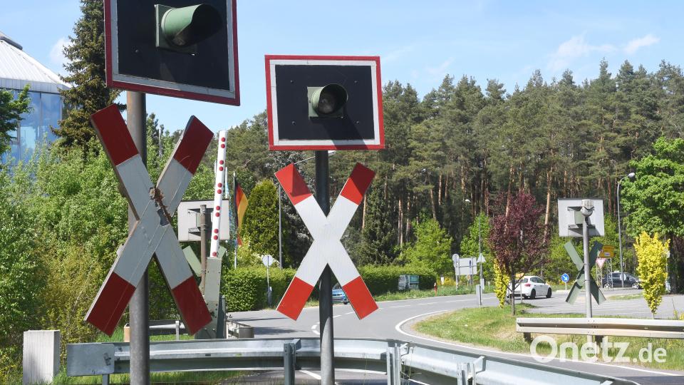 Der Bahnübergang an der Verbindungsstraße B470 / Latsch. Bild: Gabi Schönberger