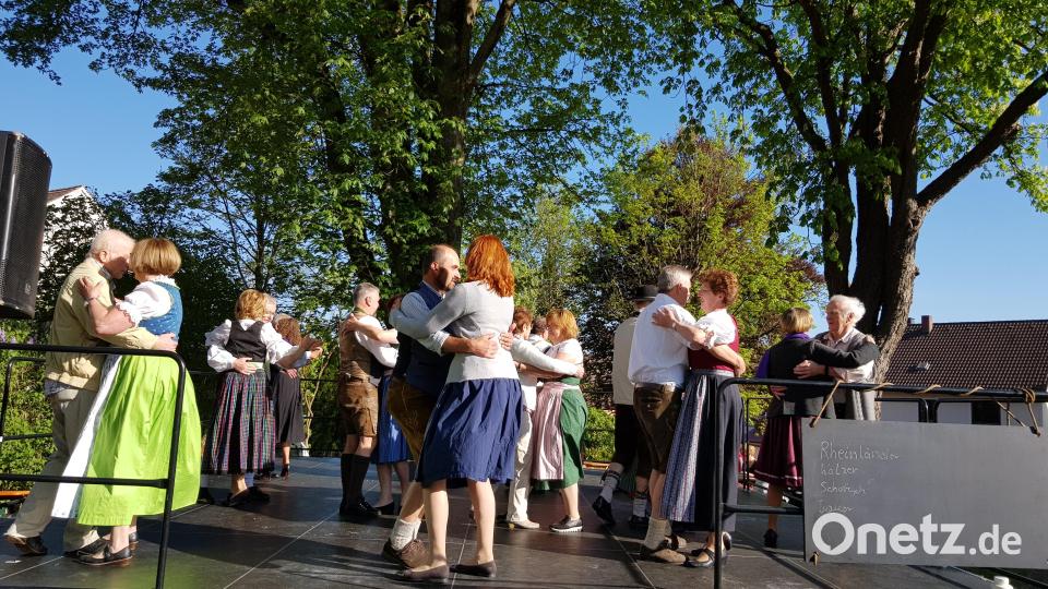 Ganz gut angenommen wurde am Sonntag um 6.00 Uhr der Frühtanz im Garten der Landbrauerei Scheuerer. Bild: gi