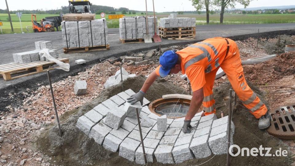 Die Bauarbeiter packen kräftig an. Die Staatsstraße soll nicht erst Ende, sondern nun bereits Anfang Juni fertig sein. Bild: Gabi Schönberger