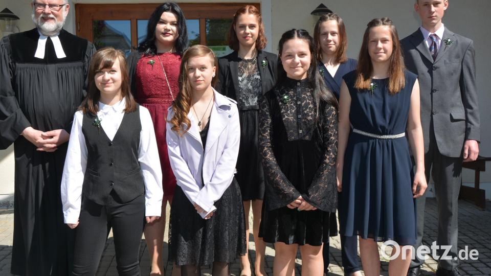 Den Konfirmationssegen erhielten im zweiten Gottesdienst (vorne von links) Eileen und Emily Neudert, Nele Neudert und Angelina Franke, (hinten von links mit Pfarrer Martin Schlenk) Verena Winkler, Mia Krauß, Fabienne Franke und Julius Valentin. Bild: jr