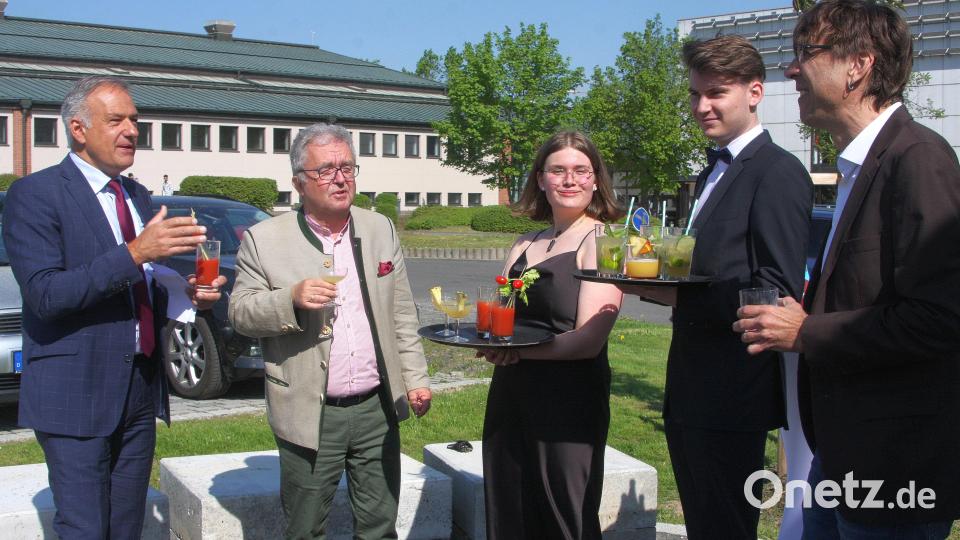 Bewirtet wurden die Ehrengäste, Landrat Roland Grillmeier und Bürgermeister und Berufsschulbeiratsvorsitzender Toni Dutz (von links) von den Schülern der Fachschule für Hotel- und Tourismusmanagement Wiesau. Rechts im Bild: Der Leiter der Beruflichen Fachschule, Thomas Metzler. Bild: wro