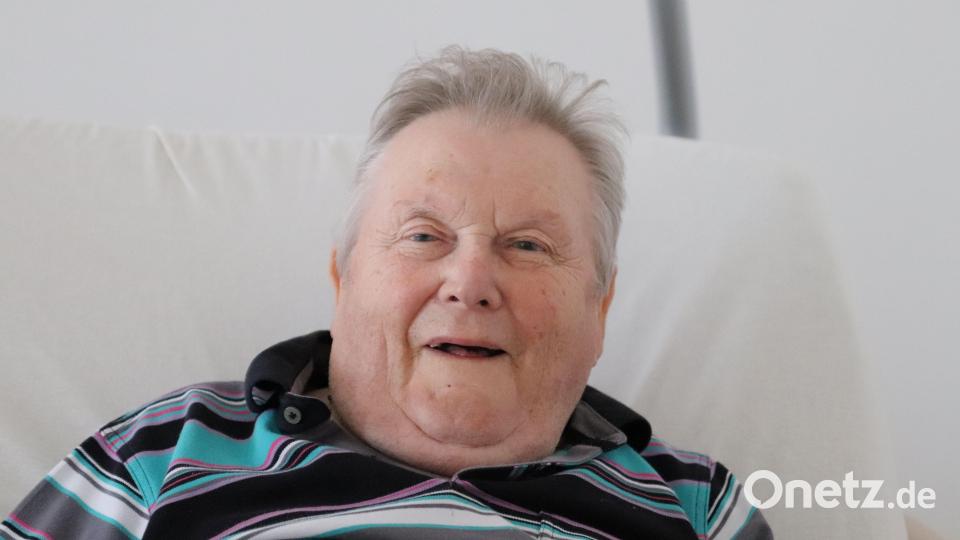 Auch mit 85 Jahren liest Heinz Rieß noch regelmäßig seine Sulzbach- Rosenberger Zeitung und nimmt Anteil an allem, was in seiner Stadt passiert. Bild: cog
