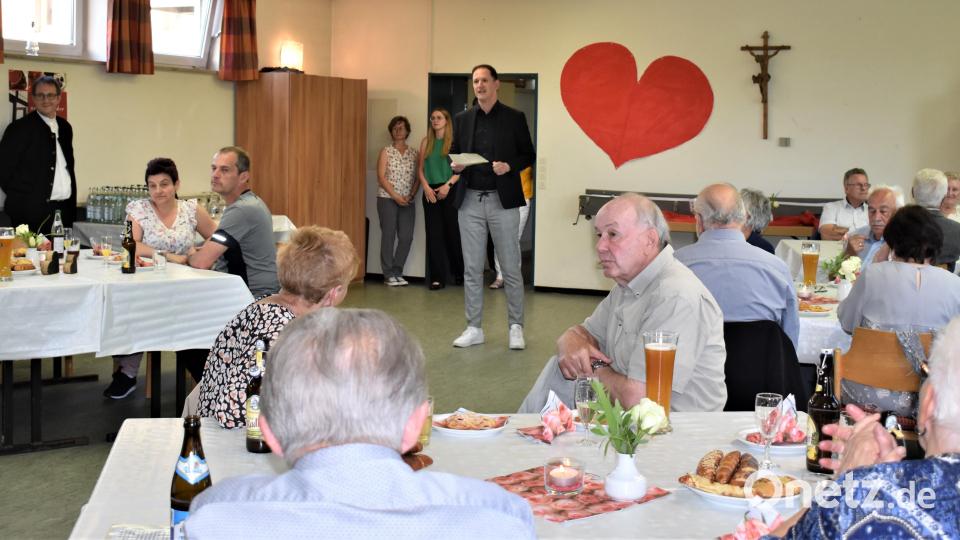 Nach dem Gottesdienst gratulierte Pfarrgemeinderatssprecher Stephan Wolf (stehend) den Ehejubilaren im Jugendheim. Bild: rgr