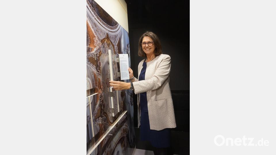 Landtagspräsidentin Ilse Aigner beim Barock-Fensterl öffnen. "Wie beim Adventskalender" Bild: eib