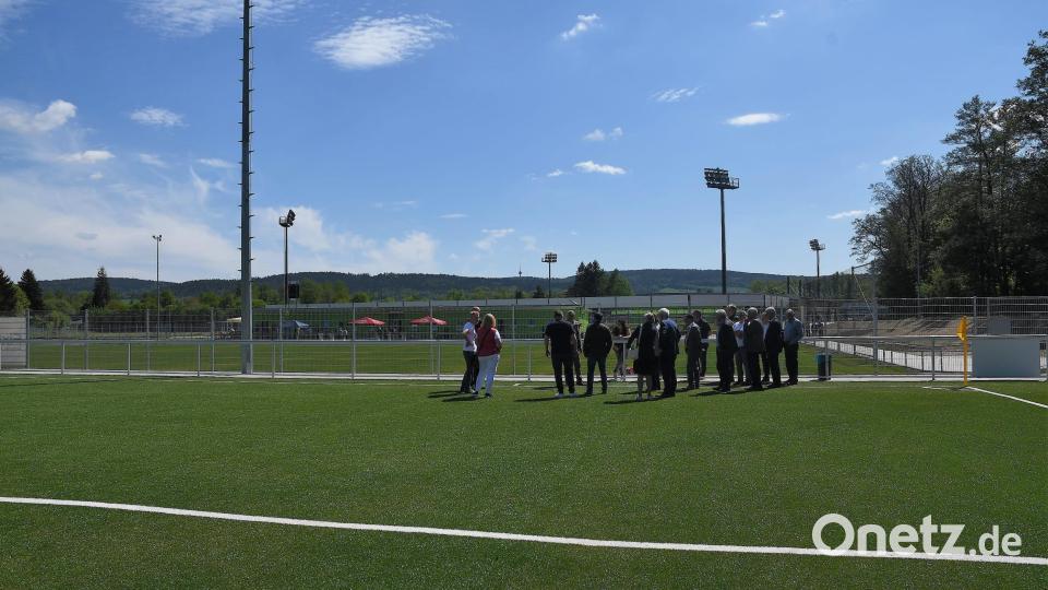 Bei schönstem Fußballwetter bestaunen die Gäste der Einweihung den Kunstrasen. Bild: Dagmar Nachtigall/exb