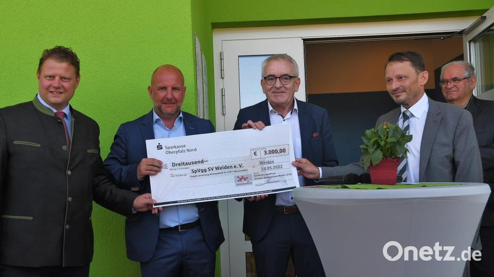 Einen Scheck der Sportförderstiftung der Sparkasse überreichen SpVgg-SV-Vorsitzendem Michael Kurz (Zweiter von links) Bürgermeister Stefan Grillmeier (Mitterteich), Vorstandsvorsitzender Ludwig Zitzmann und Oberbürgermeister Jens Meyer (von links). Bild: Dagmar Nachtigall/exb
