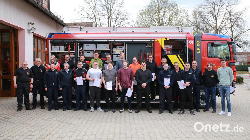 Das Team der Fachbereiche Gefahrgut und Atemschutz bildete auf zwei Tage 16 neue Chemikalienschutzanzugträger in Auerbach aus. Bild: egl
