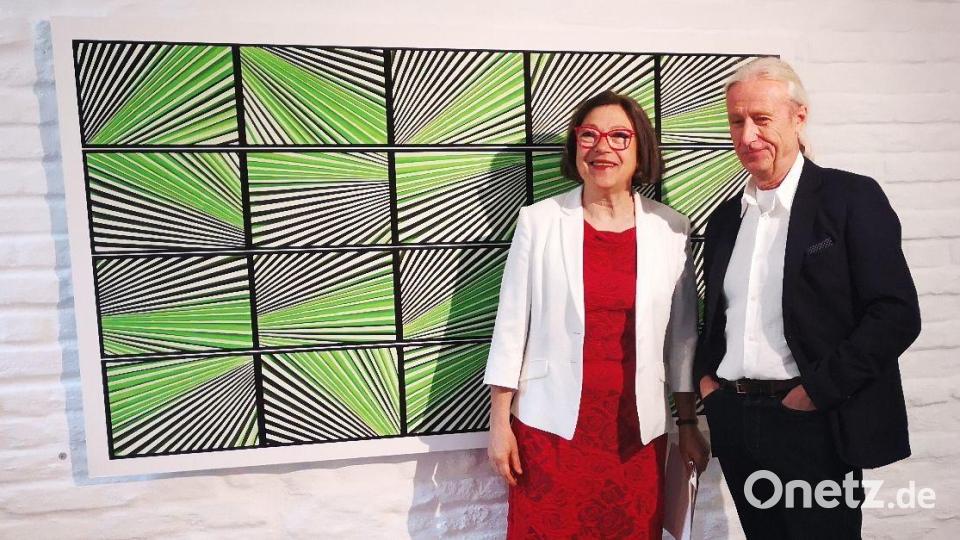 Fotokünstler Erich Spahn und Galeristin Wilma Rapf-Karikari bei der Eröffnung der Ausstellung &quot;Zeitsprung&quot; in Adlmannstein (Landkreis Regensburg). Die Schau zeigt Spahns Bilder aus 40 Jahren. Bild: Thomas Dobler