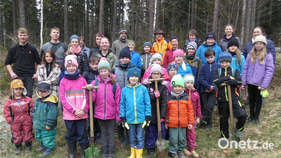 Viel Spaß hatten die Kinder und Jugendlichen bei der Pflanzaktion im Hessenreuther Wald. Mit auf dem Bild Förster Hans Frisch (hinterste Reihe, Vierter von rechts) sowie Kolpingvorsitzender Wenz Brenner (hinterste Reihe, Fünfter von rechts). Bild: njn