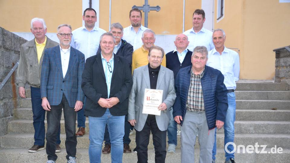 Vorsitzender Martin Köppl (rechts, oben) und Bürgermeister Helmut Meindl (links unten) ehrten die Mitglieder für 25 bis 65-jährige Treue zur Spielvereinigung. Bild: gi
