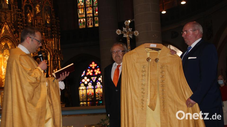 Stadtpfarrer Thomas Helm (links) segnet den von der Kolpingsfamilie anlässlich des Jubiläums gespendeten neuen Chormantel, den der langjährige Vorsitzende Herbert Eckl (Mitte) und sein Stellvertreter Michael Koller (rechts) überreichten. Bild: ads