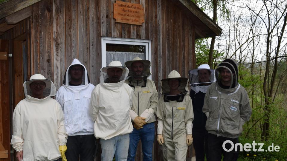 Fachwart Joachim Pickel (Dritter von links) hat viele Tipps für die neuen Imker des Bienenzuchtvereins Edelsfeld. Bild: wfe