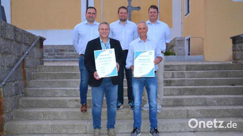 Die beiden langjährigen Führungskräfte Helmut Meindl (links) und Karl Ulrich (rechts) wurden durch die Versammlung zu Ehrenmitgliedern ernannt. Vorsitzender Martin Köppl (rechts) überreichte die Ehrenurkunden. Dazu gratulierten seine beiden Stellvertreter Erhard Bock und Martin Bock (von links). Bild: gi