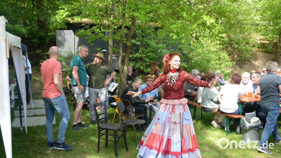 Beschwingt ging es beim Asphaltkapellenfest in Etsdorf durch den Nachmittag. Bild: Andreas Brückmann