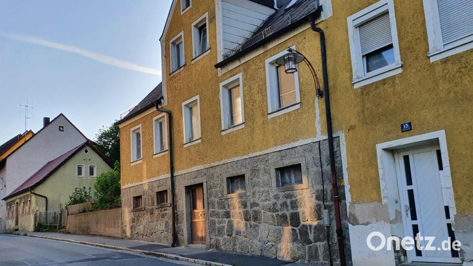 Die Gebäude Neuhauser Straße 11, 13 und 15 sollen Parkplätzen weichen. Noch gehören die Häuser der Stadt Windischeschenbach, die aber beabsichtigt sie an die Firma Reger Bau zu verkaufen. Bild: Lowak