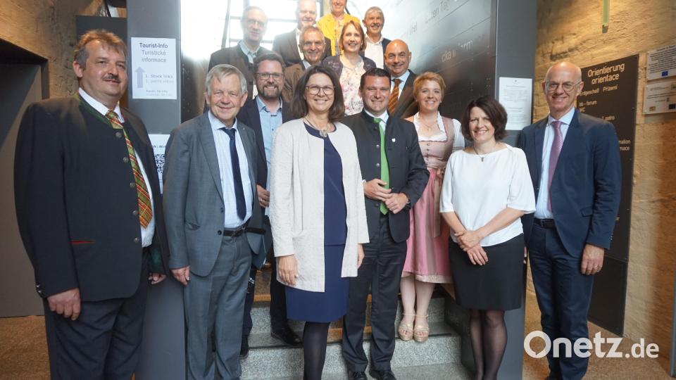 Vom Landtagspräsidium und den Oberpfälzer Abgeordneten gab es viel Lob für die Gastgeber. In der ersten Reihe rahmen Präsidentin Ilse Aigner (vorne Mitte) Regierungspräsident Walter Jonas, CeBB-Leiterin Veronika Hofinger, Landrat Thomas Ebeling, Vizepräsident Karl Freller und Bürgermeister Reinhard Kreuzer (von rechts) ein. Bild: eib