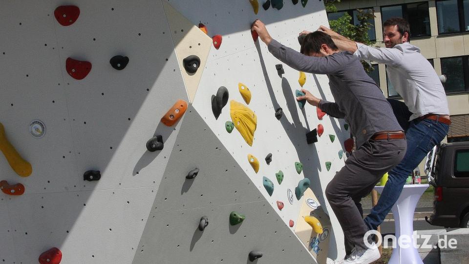 Federführend waren die Pädagogen am BSZ, Tobias Kraus und Stamatis Kazoglou (von rechts). Das Lehrer-Duo hatte keine Scheu, seine Kletterkunst auch vor den Gästen zu beweisen. Bild: wro
