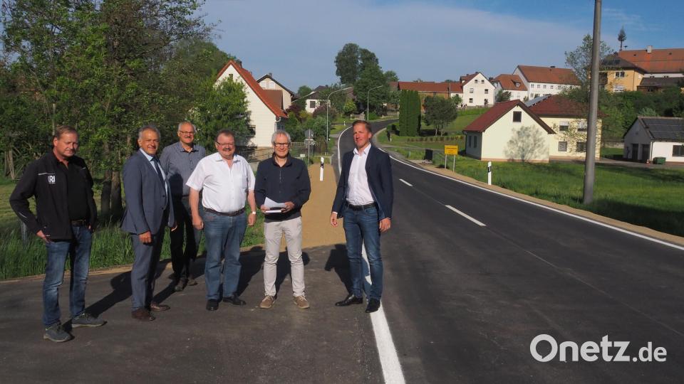 Zur offiziellen Freigabe des 2.Bauabschnitts der Staatsstraße 2173 zwischen Schwarzenbach und Wenderer Höhe waren (von links) Oberbauleuter Robert Niesner von der Rappl GmbH, Landrat Roland Grillmeier, Wilfried Neumann von der Bauüberwachung des Staatlichen
Bauamts Amberg-Sulzbach, Bürgermeister Alfred Stier sowie Baudirektor Gerhard Kederer und Bereichsleiter Tobias Bäumler gekommen. Stier gab dabei seinen Wunsch weiter, den Ausbau durch Schwarzenbach bald anzugehen. Bild: ws