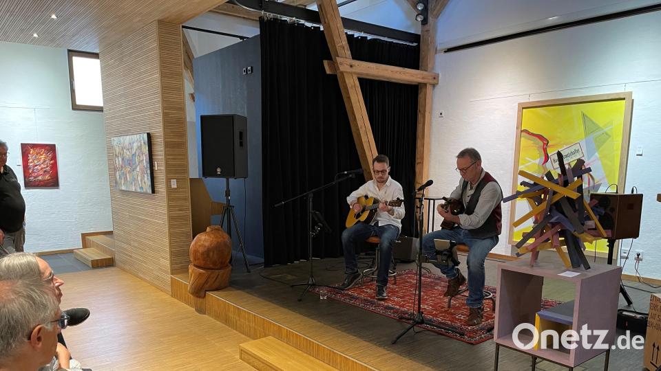 Sebastian Schönstein und Wolfgang Weber (von links) begleiteten die Vernissage im Kunsthaus musikalisch. Bild: Kunsthaus Waldsassen/exb