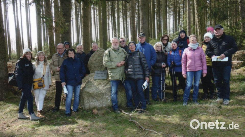 Die Wandergruppe nach Ulrichsgrün: der erste Halt war an der deutsch-tschechischen Grenze beim Gedenkstein, der 2009 von heimatverbundenen Landsleuten erstellt wurde. Bild: Rubick/exb