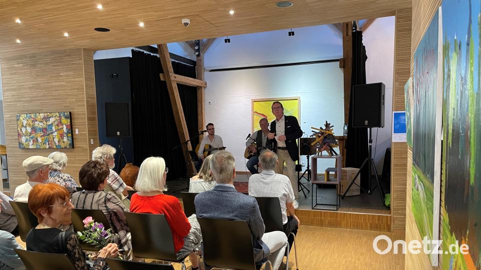 Die siebte Gemeinschaftsausstellung des Vereins Kunsthaus Waldsassen ist am Samstag im Domizil an der Kunstgasse eröffnet worden. Vorsitzender Wolfgang Horn (auf der Bühne, rechts) verwies dabei auch auf das Open-Air diesen Samstag in den Neuen Gärten, zum fünfjährigen Bestehen des Kunsthauses. Bild: Kunsthaus Waldsassen/exb