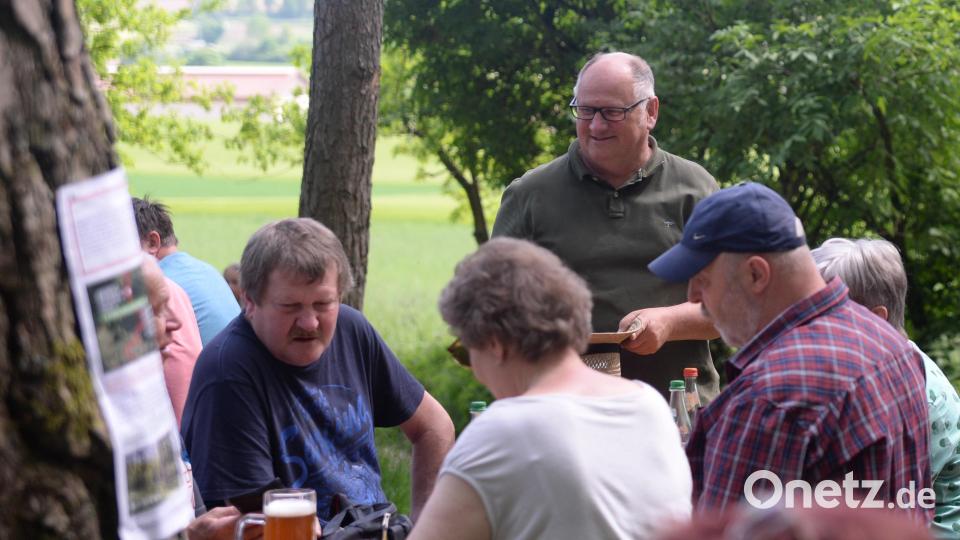 Wilhelm Koch unter Freunden. Da darf man schon mal den Hut für eine kleine Spende aufhalten. Bild: Andreas Brückmann