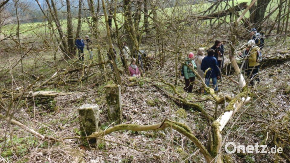 Spurensuche: Wohin man schaut nur blindwütige Zerstörung. Das Bild zeigt den ehemaligen Hof von Ferdinand Sehr. Zwei Türeinrahmungen ragen aus den gesprengten Hof. Bild: Rubick/exb