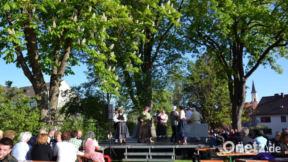 Ganz gut angenommen wurde am Sonntag um 6.00 Uhr der Frühtanz im Garten der Landbrauerei Scheuerer. Bild: gi