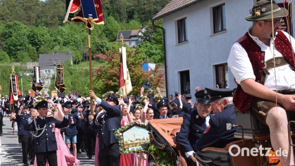 Der Festzug durch den Ort bildet den Höhepunkt de 125-Jah-Feier der Feuerwehr Vilshofen, hier die Jubelfeuerwehr. Bild: bö