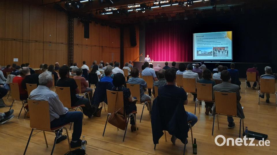 Zur Bürgerversammlung der Stadt Tirschenreuth im Kettelerhaus kamen rund 60 Zuhörer. Bild: kaz