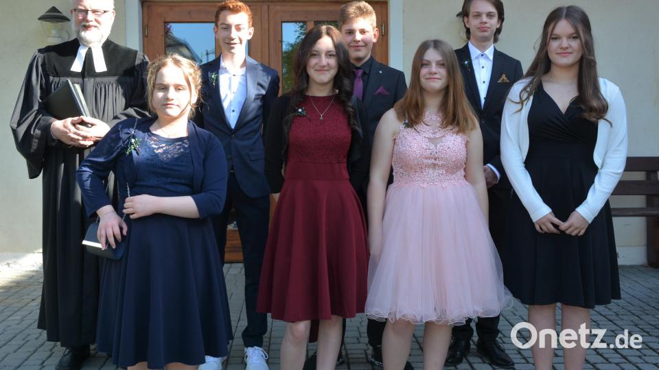 Beim ersten Gottesdienst am Sonntag um 9 Uhr segnete Pfarrer Martin Schlenk (hinten links) die Konfirmandinnen (vorne von links) Annika Sommer, Chayenne Cordal, Melissa Nuss und Lia-Marie Zeus (Wiesau) sowie die Konfirmanden Adrian Boccali (Fuchsmühl), Emil Pietruschka (Wiesau) und André Bornemann. Bild: jr