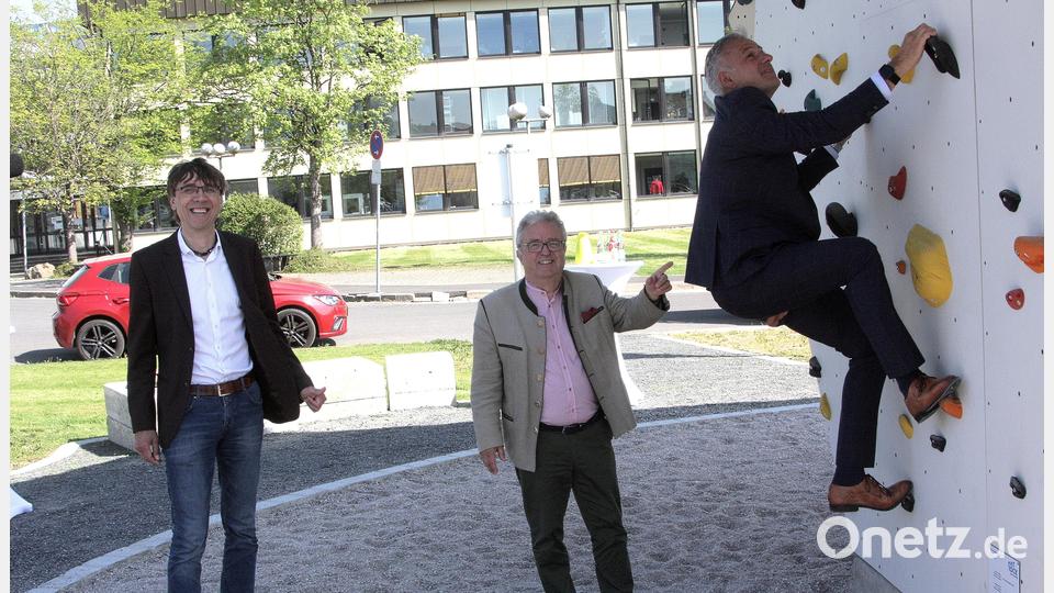 Die Kletterwand reizte auch Landrat Roland Grillmeier, der von Toni Dutz und Thomas Metzler (von rechts) angefeuert wurde. Bild: wro