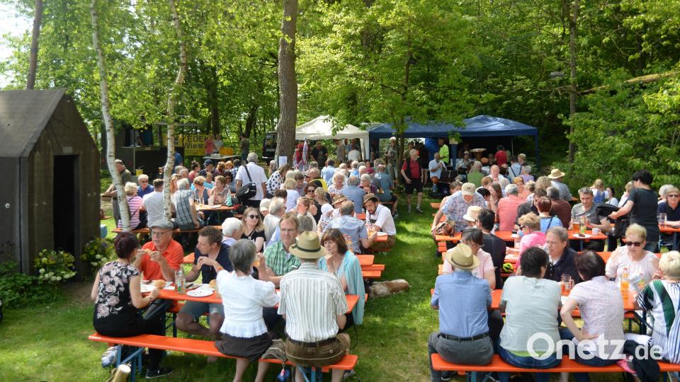 Familiärer Rahmen, ganz entspannt und Musik im Hintergrund. Das ist das Asphaltkapellenfest in Etsdorf. Bild: Andreas Brückmann