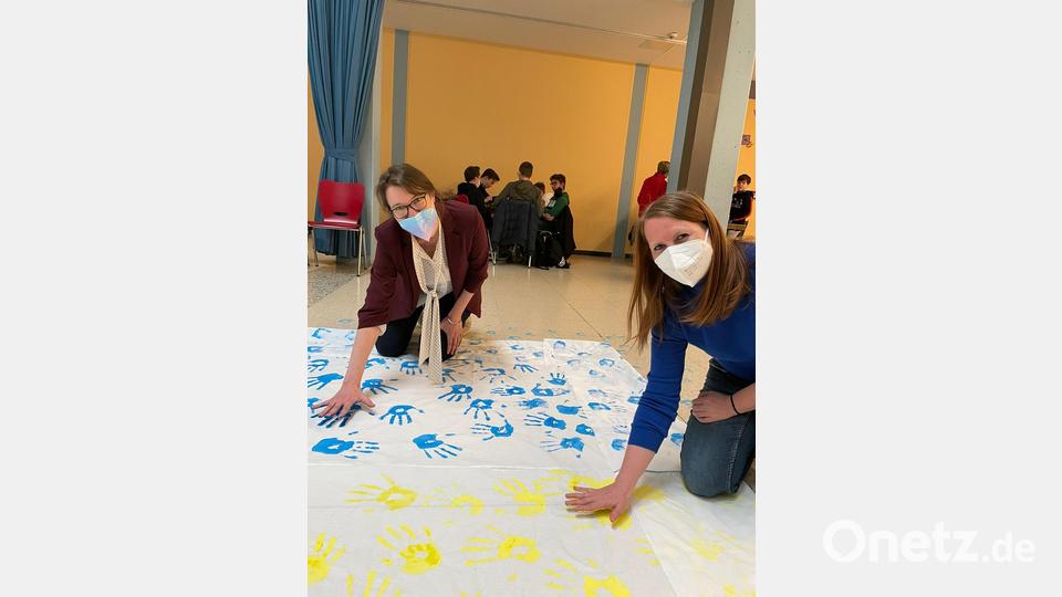 Christina Kurz (Initiatorin, links) und Kathrin Wegmann (SMV, rechts) beim Handabdruck Bild: Lena Pöllath/exb